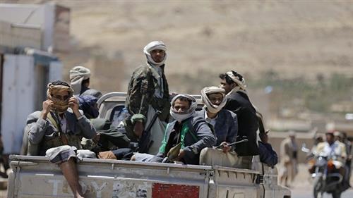 الحوثيون ينهبون أثاث منازل المدنيين بالحديدة