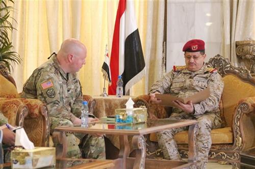  وزير الدفاع يبحث مع الملحق العسكري الأمريكي بناء قدرات الجيش اليمني