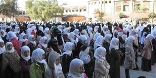 طالبات مدرسة عائشة بالمحويت يرمين مشرفي الحوثي بالحجارة ويرفضن ترديد "الصرخة" الخمينية.