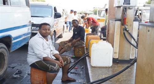 شركة النفط في عدن تعاود ضخ البنزين إلى محطات الوقو