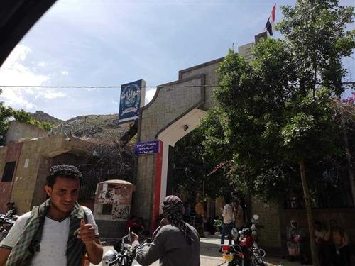 مقتل عقيد في جوازات تعز والمصلحة تعلن إيقاف العمل والجنود يصادرون هواتف المواطنين
