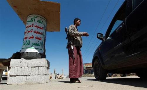 ميليشيا الحوثى تصادر مساعدات إنسانية مخصصة للنازحين اليمنيين بـ صنعاء