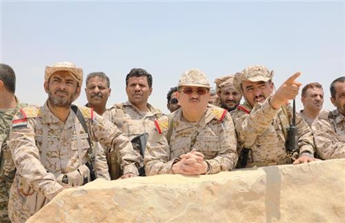 وزير الدفاع اليمني يزور جبهة نهم ويعتقد اجتماع عسكري رفيع