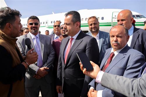 عاجل : وصول رئيس الوزراء معين عبد الملك وعدداً من أعضاء حكومته الى #عدن