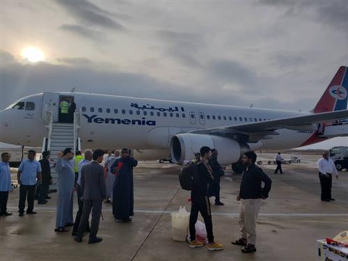بالصورة.. وصول أول رحلة لطيران اليمنية إلى مطار الريان بالمكلا بعد توقف أربع سنوات