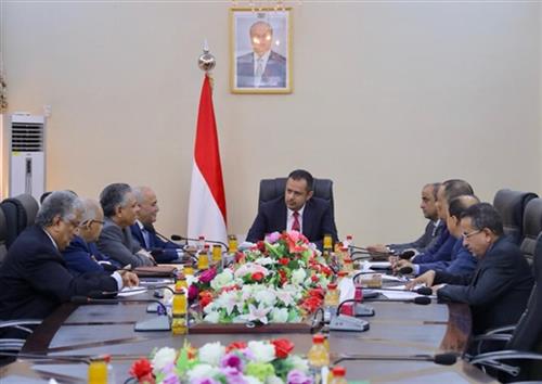  الحكومة تحذر البنوك ومحلات الصرافة من التماهي مع سياسة الحوثي التدميرية للاقتصاد
