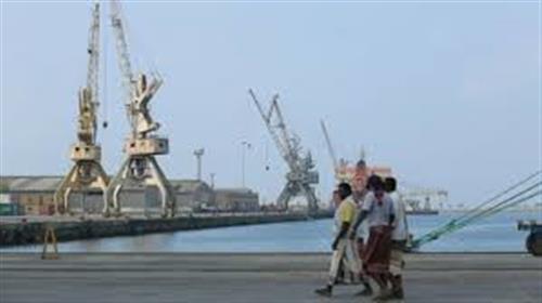 مسؤول حكومي: وصول أسلحة وصواريخ إيرانية إلى الحوثيين عبر ميناء الحديدة