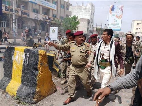 جنود ومسلحون يغلقون مقر محافظة تعز للمطالبة بإطلاق سراح موقوفين في قضية قتل