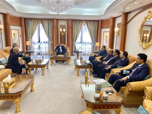 تفاصيل اجتماع استثنائي للرئيس هادي بكبار قادة الدولة