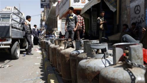 اختفاء مادة الغاز المنزلي في محافظة إب وتحويلها الى السوق السوداء بتواطئ مع الحوثيين