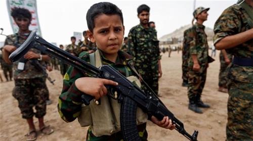  منظمة: مليشيات الحوثي تحتجز 400 طفل في معسكر تجنيد شمالي مدينة تعز