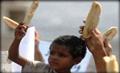  طفل يمني يرفع الخبز تعبيرا عن رقعة الفقر المنتشرة في اليمن
