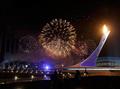  
شعلة الأولمبياد أمام ملعب "فيشت" حيث افتتحت الألعاب (رويترز)