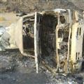  
سيارة محترقة بعد غارة جوية استهدفتها في منطقة مرخة بشبوة (21 ابريل 2014)