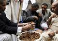  يمنيون يبيعون الجراد في باب اليمن